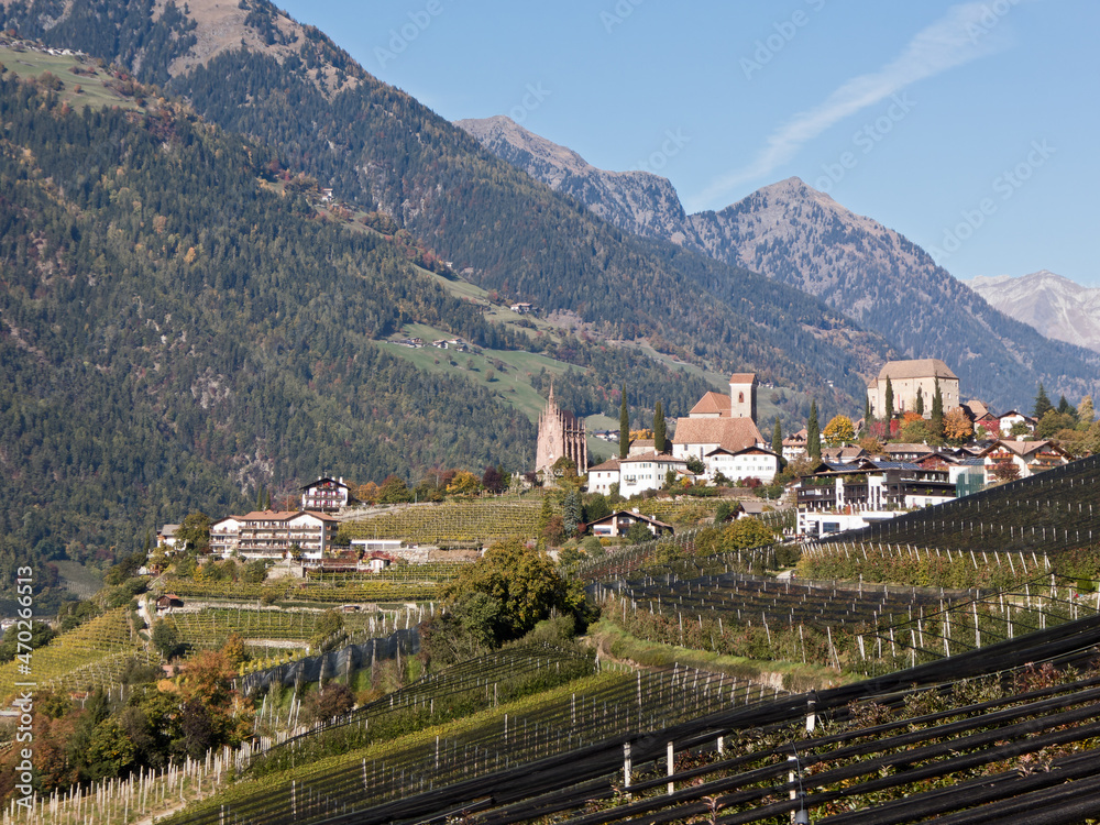 Obraz premium Panorama voin Schenna mit Mausoleum, Kirche und Burg (Vinschgau)