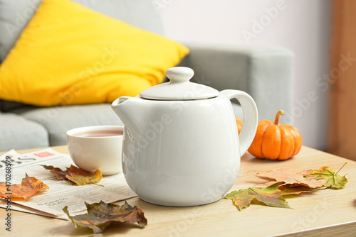Tea pot and autumn leaves o...