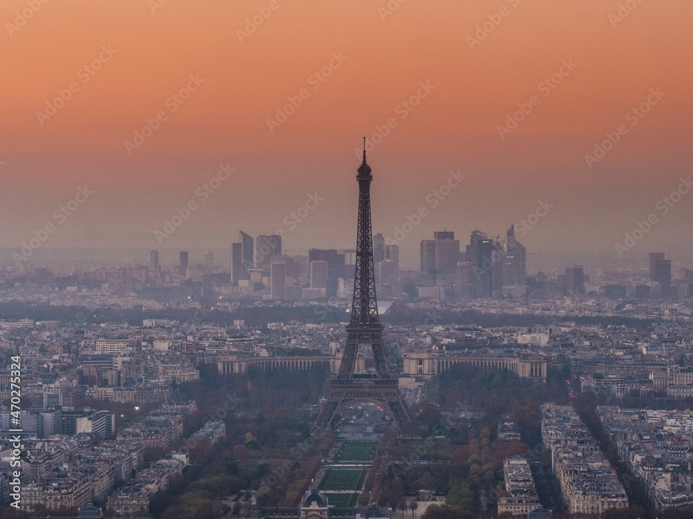 夕日に照らされたエッフェル塔。モンパルナスタワーより。France is Paris. View from the Montparnasse Tower. Eiffel Tower illuminated by the setting sun.