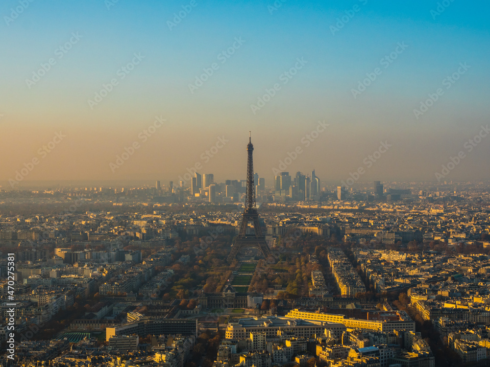 夕日に照らされたエッフェル塔。モンパルナスタワーより。France is Paris. View from the Montparnasse Tower. Eiffel Tower illuminated by the setting sun.