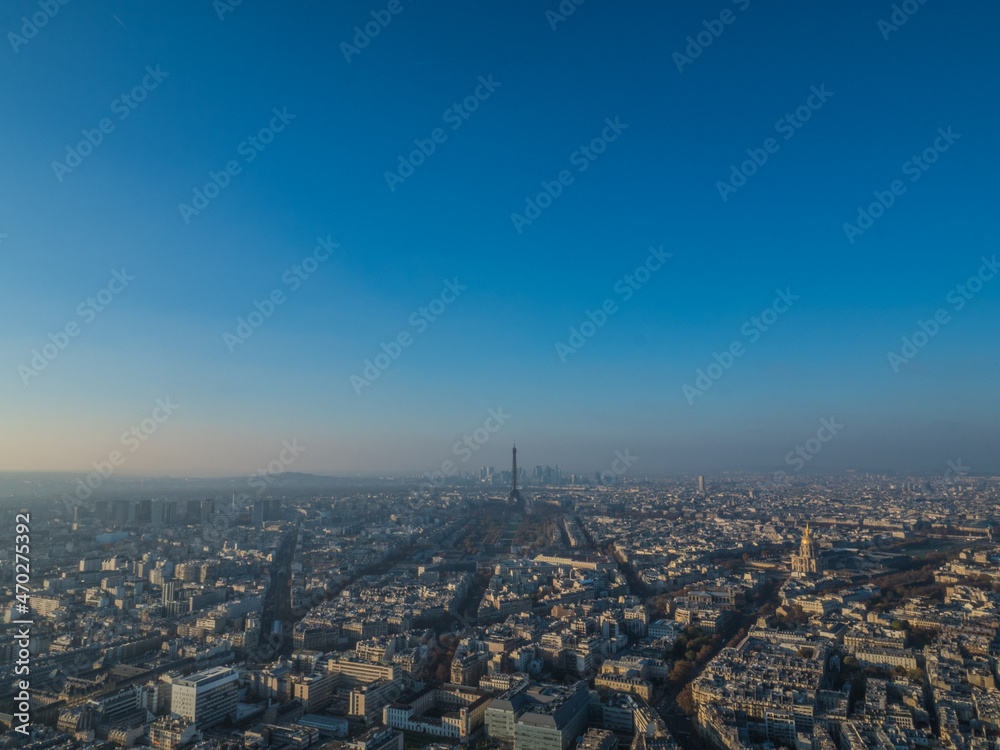 青空のパリとエッフェル塔。モンパルナスタワーより。Paris in the blue sky and the Eiffel Tower. From Montparnasse Tower.