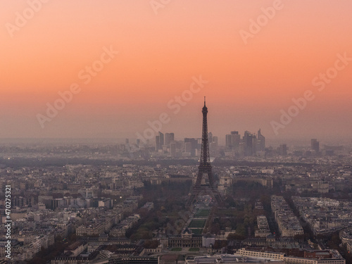 夕日に照らされたエッフェル塔。モンパルナスタワーより。France is Paris. View from the Montparnasse Tower. Eiffel Tower illuminated by the setting sun. © 望 辻本