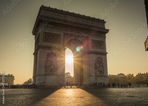 凱旋門からの日の出。Sunrise from the Arc de Triomphe. France in Paris.