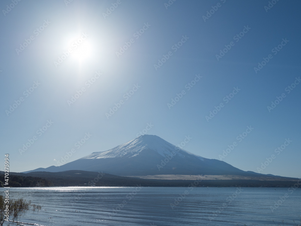 日本の山梨県。山中湖からの富士と青空と太陽。Yamanashi prefecture in Japan. Fuji, blue sky and sun from Lake Yamanaka.