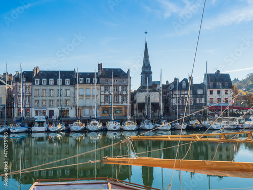 Photography ゆっくり時間が流れるオンフルール。Honfleur, a port city in France