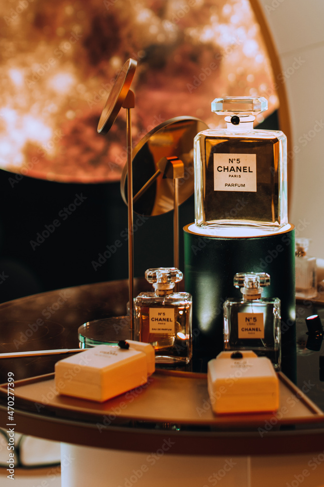 Intuition Akvarium Person med ansvar for sportsspil Glass golden bottles of NO.5 Chanel perfume. Is the first perfume launched  by French couturier Gabrielle "Coco" Chanel. Stock 写真 | Adobe Stock