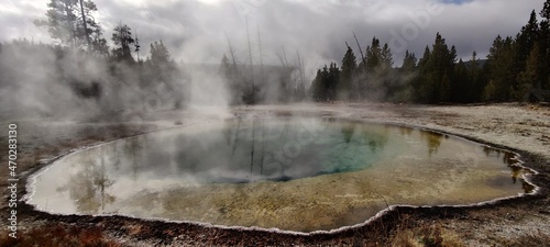Yellowstone Grand Teton Nationalpark in fall.
sky geysir geothermal steam forest canyon