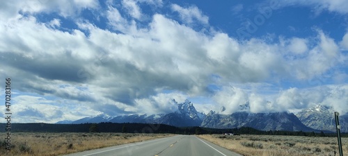 Yellowstone Grand Teton Nationalpark in fall.
sky geysir geothermal steam forest canyon