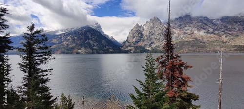 Yellowstone Grand Teton Nationalpark in fall.
sky geysir geothermal steam forest canyon