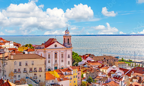 Blick über die roten Dächer von Lissabon Stadtviertel Alfama Altstadt mit pastellfarbenen Häusern Hauptstadt Portugals Steilküsten Atlantikküste im Süden Europas Iberischen Halbinsel