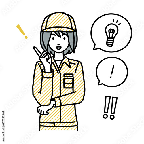 立って素晴らしいアイデアをひらめいた作業員の女性 フキダシに電球と感嘆符のセット