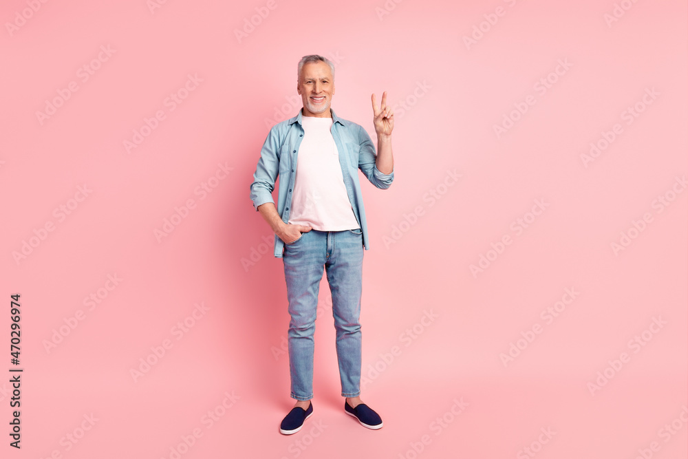 Full body photo of mature man show fingers peace cool hi symbol wear casual outfit isolated over pink color background Full body photo of mature man show fingers peace cool hi symbol wear casual outfit isolated over pink color background