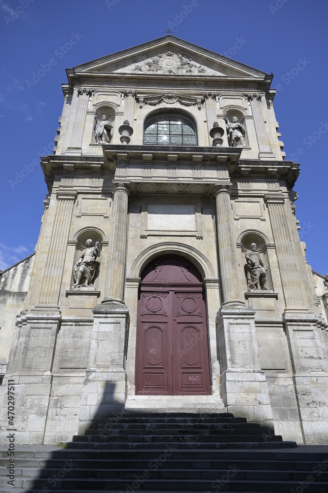 La face avant de l'Église Saint-Louis de Rouen ou c'est la Chapelle Corneille - Auditorium de Normandie.