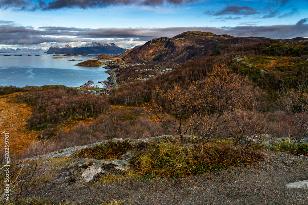 Kurven der Küstenstrasse in Norwegen zwischen Bodø und Storvollen, vom Rønvikfjell, Linken aus gesehen. Tolle Aussicht im Herbst mit bunten Bäumen und Büschen, Schnee in den Bergen. Kurven der Küstenstrasse in Norwegen zwischen Bodø und Storvollen, vom Rønvikfjell, Linken aus gesehen. Tolle Aussicht im Herbst mit bunten Bäumen und Büschen, Schnee in den Bergen.