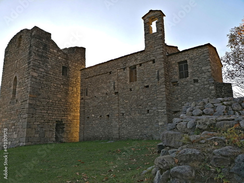 Castelo di Domofole o "castello della Regina" e cappella di Santa Maria Maddalena. Si trovano a Mello località Castello sulle Alpi Retiche, "Costiera dei Cech".
