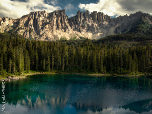 Iconic alpine lake surrounded by mountains © Matteo Banfi 