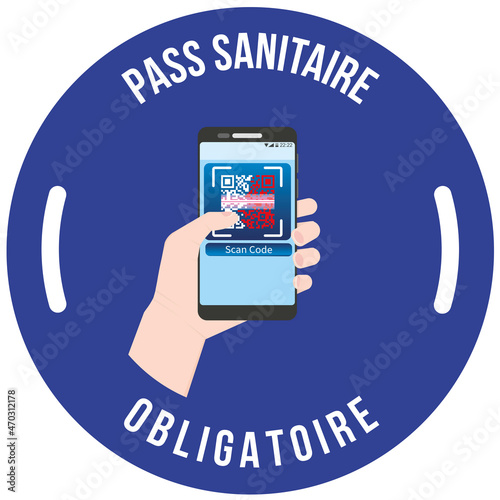 Affiche pour indiquer qu'il faut le Pass Sanitaire obligatoire pour entrer  en blanc représenté par une main tenant un  téléphone portable au milieu dans un rond bleu sur un fond  photo