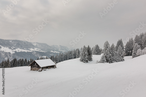 Hütte in der Berglandschaft im Winter