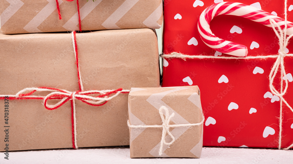 Obraz premium new year gifts for loved ones, stack of christmas boxes with gifts.