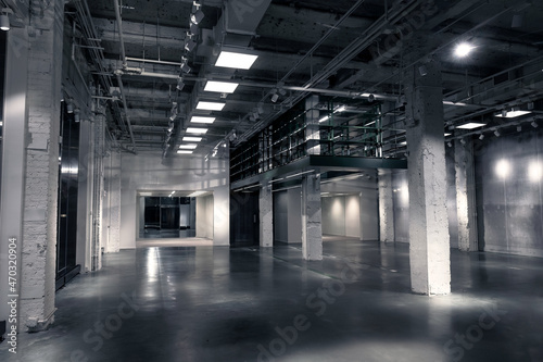 Фотография Undecorated interior space of office building at night