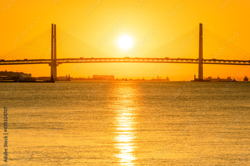 Obraz premium 夜明けの横浜ベイブリッジと朝日が反射する海