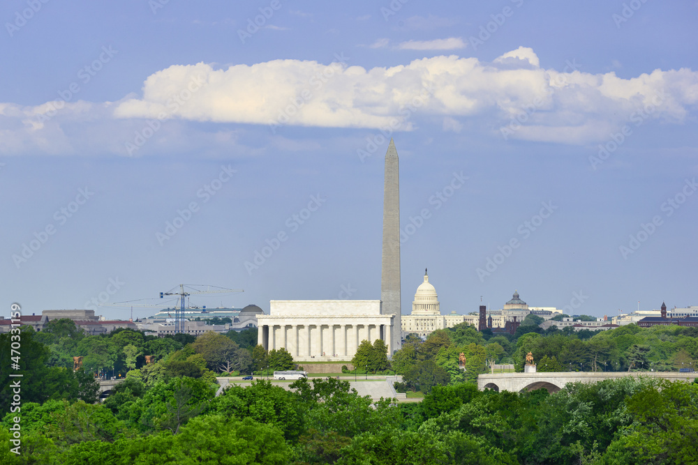 Fototapeta premium Washington DC skyline with major monuments inline including Lincoln Memorial, Washington Monument and the Capitol - Washington DC United Sates of America