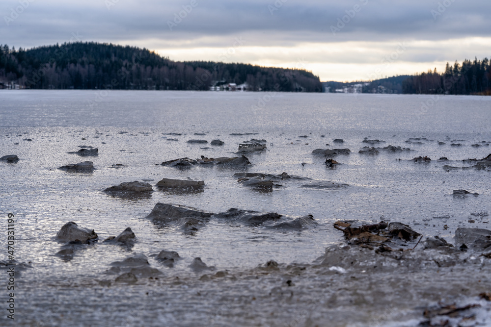 真冬の凍りついた湖、スウェーデン