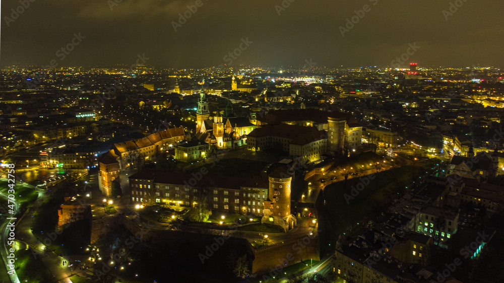 Obraz premium Zamek Królewski na Wawelu nocą / Wawel Royal Castle at night