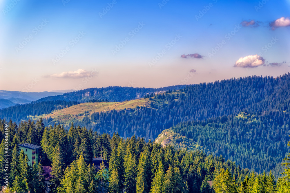 Obraz premium Mountain landscape during sunny autumn day.