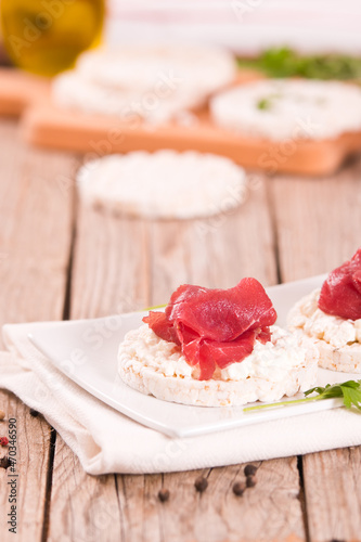 Rice cakes with milk flakes and cold beef.