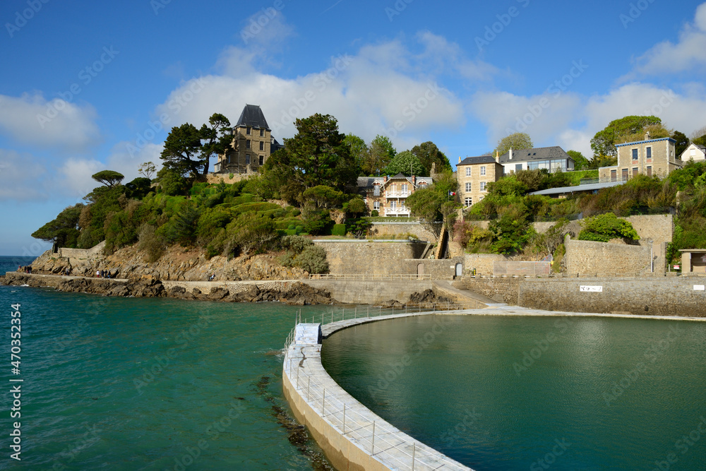 Piscine d'eau de mer et pointe du Moulinet à Dinard, Bretagne, France Stock  Photo | Adobe Stock