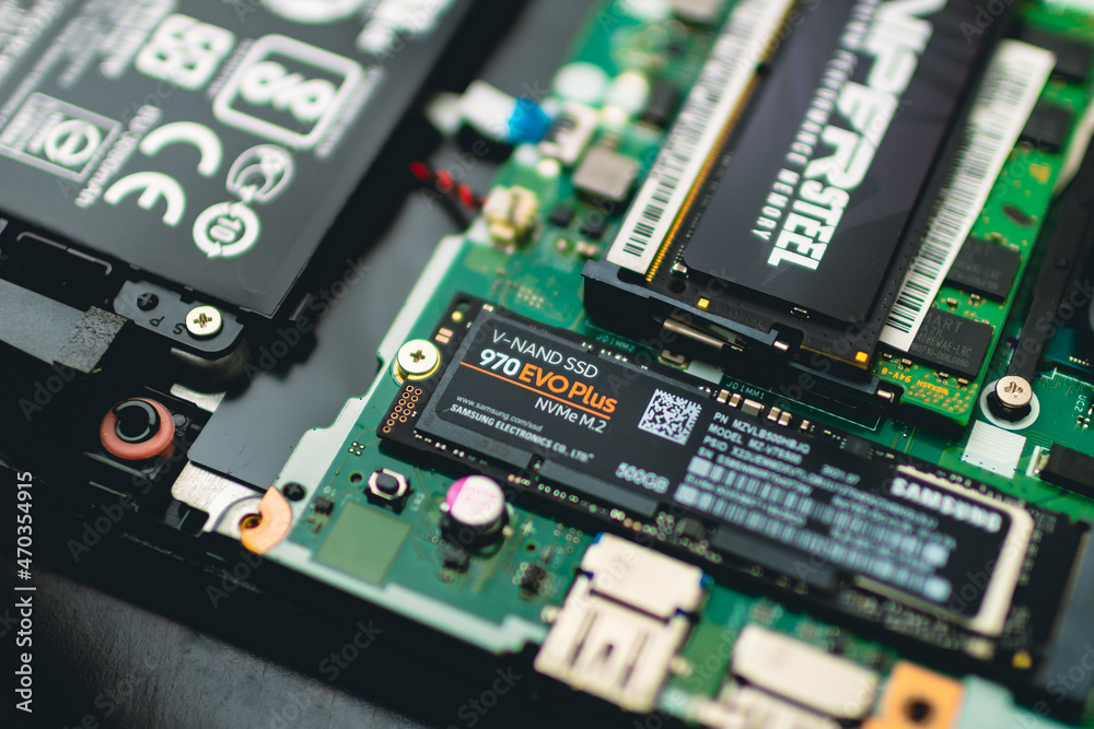 Foto de um SSD M.2 Samsung 970 EVO Plus 500GB instalado em um notebook  gamer. Armazenamento, informática, NVMe M.2, disco sólido, ssd. foto de  Stock | Adobe Stock