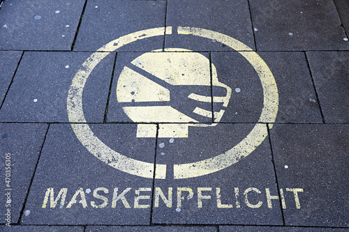 Maskenpflicht während der Coronapandemie auch draußen auf der Straße photo