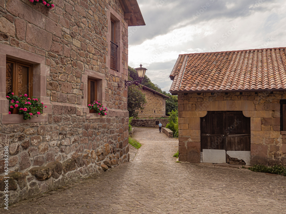 Vista de casas antiguas de piedra en el pueblo de Carmona, en la Cantabria rural de España, verano de 2020