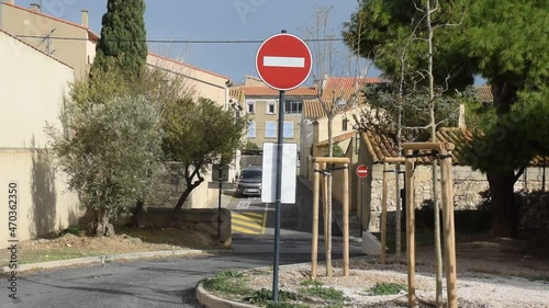 Panneau de signalisation sens interdit à Leucate village, Aude, Languedoc, Occitanie.