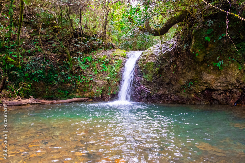 Fototapeta premium 韓竈神社近くにある権現滝（岩船滝）