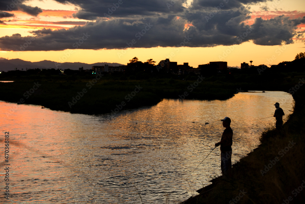 多摩川の夕暮れ、釣り人