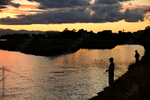多摩川の夕暮れ、釣り人