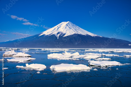 オホーツク海の流氷と富士山の合成写真