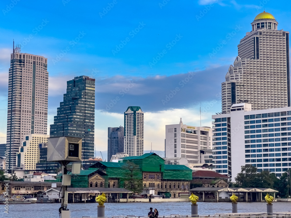 Obraz premium Beautiful views of Chaophraya River and Silhom district of Bangkok BKK thailand at Sunset