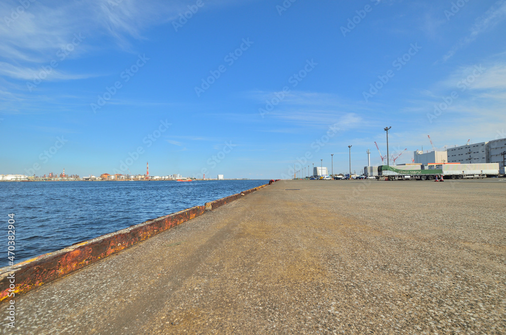 川崎市東扇島の埠頭と川崎工業地帯の風景