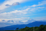 静岡県千本浜公園から見る冠雪の富士山と青空の風景