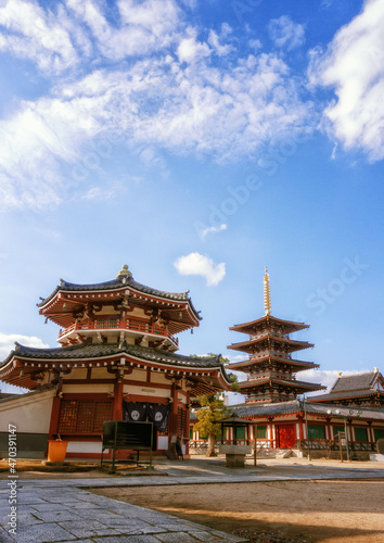 大阪、四天王寺の南鐘堂 (鯨鐘楼) と五重塔が見える境内風景