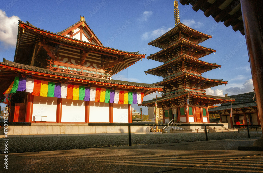 大阪、四天王寺の中心伽藍 金堂、五重塔、中門(仁王門)が見える境内風景