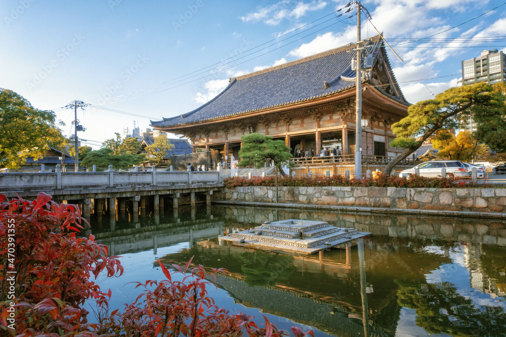 Fototapeta premium 秋の大阪、四天王寺の六時礼讃堂と亀の池の風景
