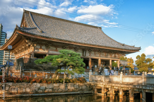 大阪、四天王寺の六時礼讃堂と亀の池