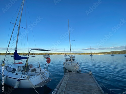 Krk Insel Punat Kroatien Kvarner Bucht Adria Gespanschaft Primorje-Gorski Kotar - Hafen Boot Schiff Yacht bei Sonnenaufgang im Sommer