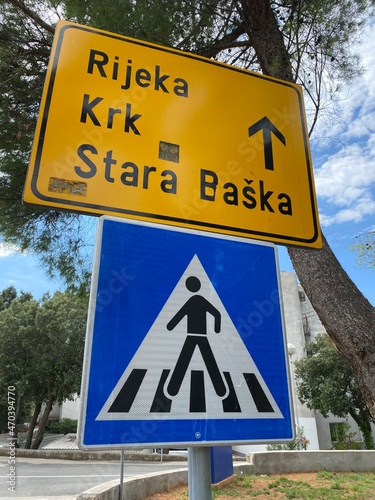 Krk Insel Punat Kroatien Kvarner Bucht Adria Gespanschaft Primorje-Gorski Kotar - Strassenschild Hinweisschild nach Rijeka Stara Baska