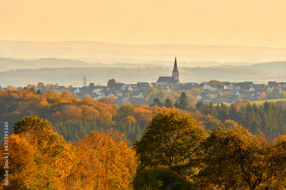 Eifellandschaft in Herbstkleid. die Aussicht über Hambuch Richtung Mosel und Hunsrück mit Hügel und bunten Bäumen