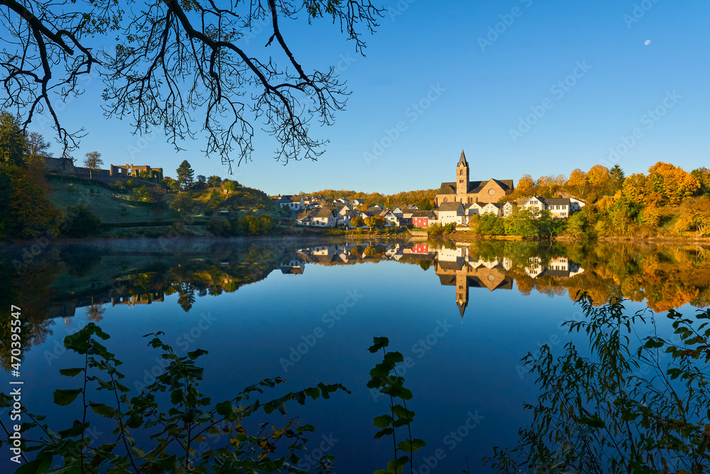 Obraz premium Der berühmte Ulmener Maar in Herbst mit Kirche und Burgruine